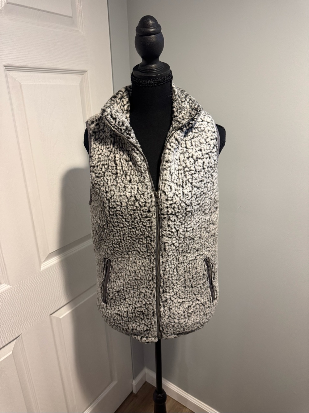 Women's Sherpa Zip-Front Vest in Gray Size Small